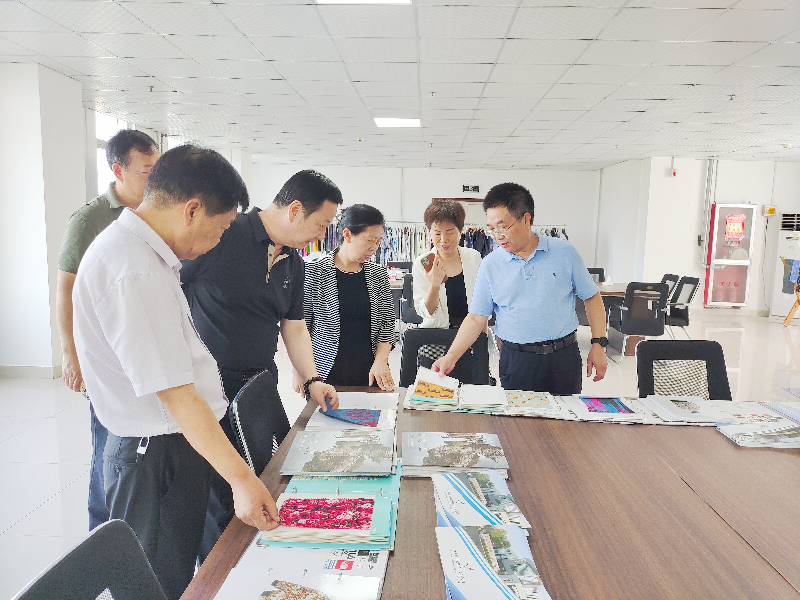 河南省工信廳副廳長常繼紅，河南省服裝協會常務會長袁建龍等多位領導一行蒞臨飛鷺參觀調研